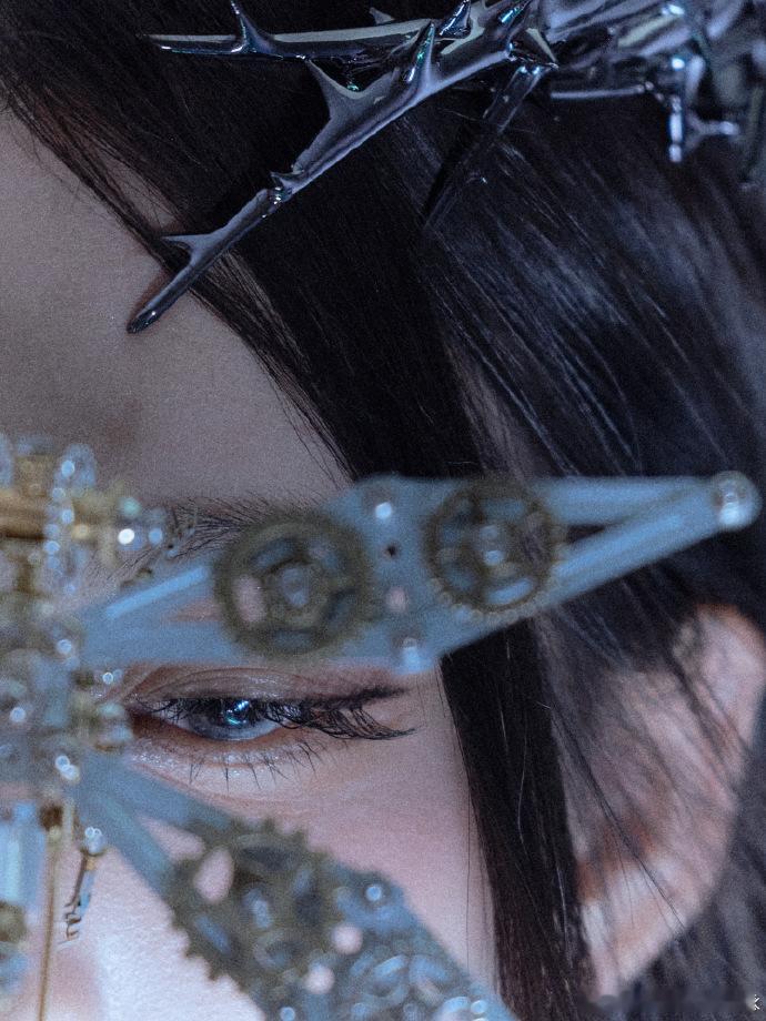 赵昭仪好长的一条人 时尚之夜的赵昭仪就是焦点本身！“一条人”的修长身姿太亮眼，随