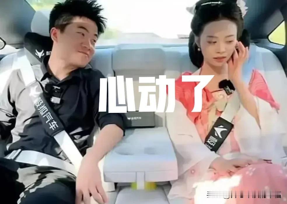 你就说这眼神董宇辉动心过没[笑]
把小贝都看害羞了，看得出只要董宇辉勇敢点大胆点