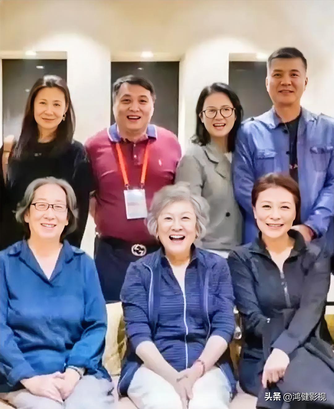 仔细一看，后排就认得出高大修伟，疏眉朗目，气宇不凡的刘之冰。前排中间的是老戏骨宋