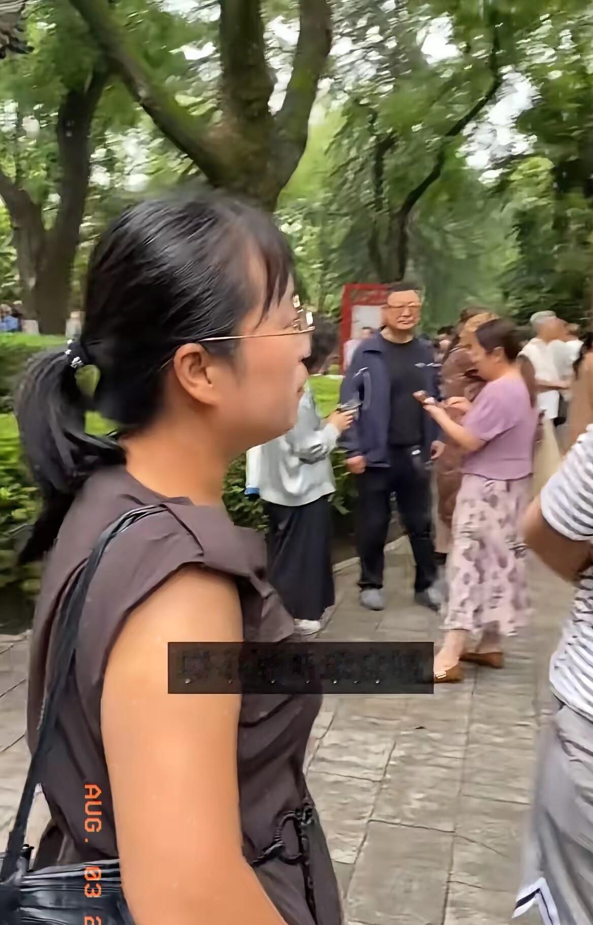 85年眼镜女在相亲角开口要30万彩礼，陪嫁只给四床被子，对面横条纹上衣男听完直接