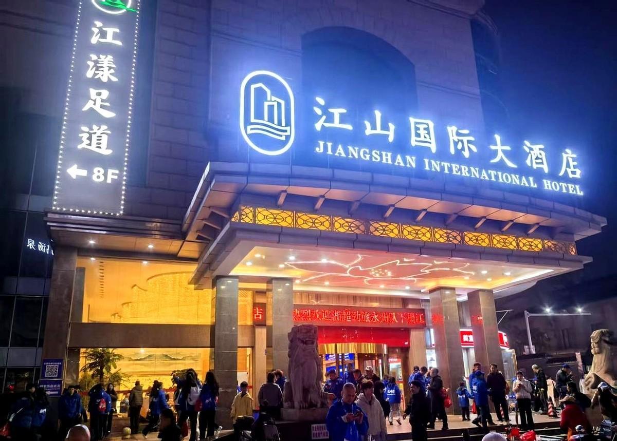 这不是中超。
但永州体育中心被踩得震响，场外广场挤了黑压压一片人。
他们盯着大屏