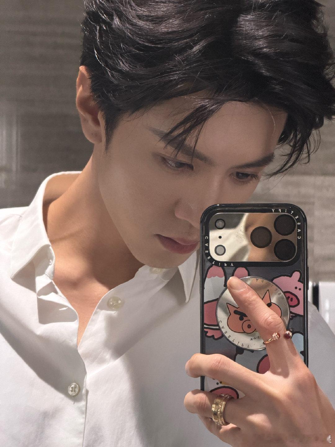 陈哲远白衬衫对镜自拍陈哲远白衬衫自拍陈哲远白衬衫对镜自拍好帅啊 