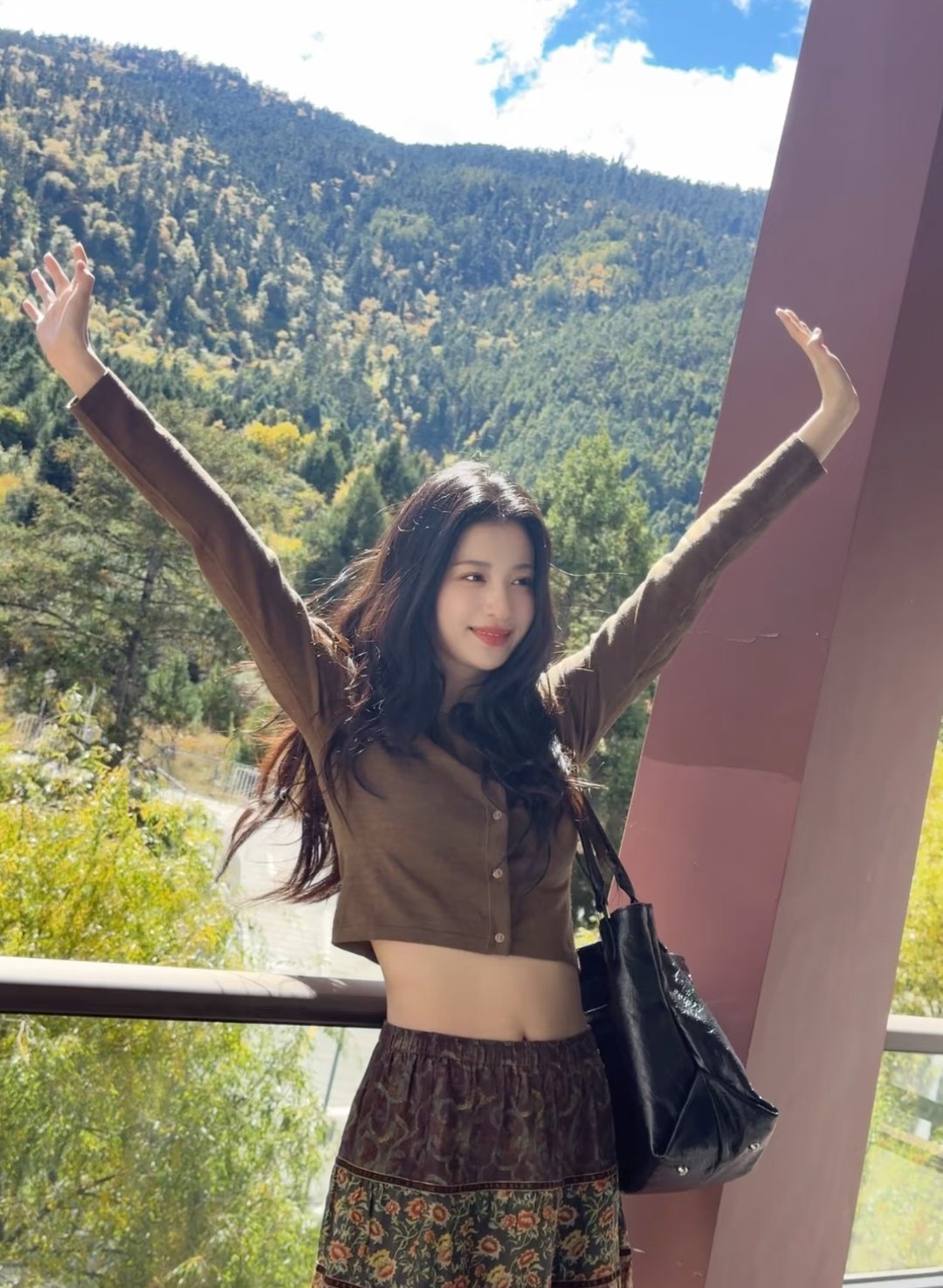 王楚然在西藏分享了一组穿搭，“林芝我来啦，落地后阳光正好，美美出片咯”，图中享受