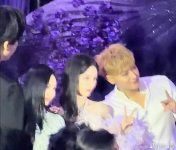黄子韬徐艺洋宁艺卓婚礼合照 ​​​ 千呼万唤始出来， 终于等来了宁艺卓黄子韬徐艺