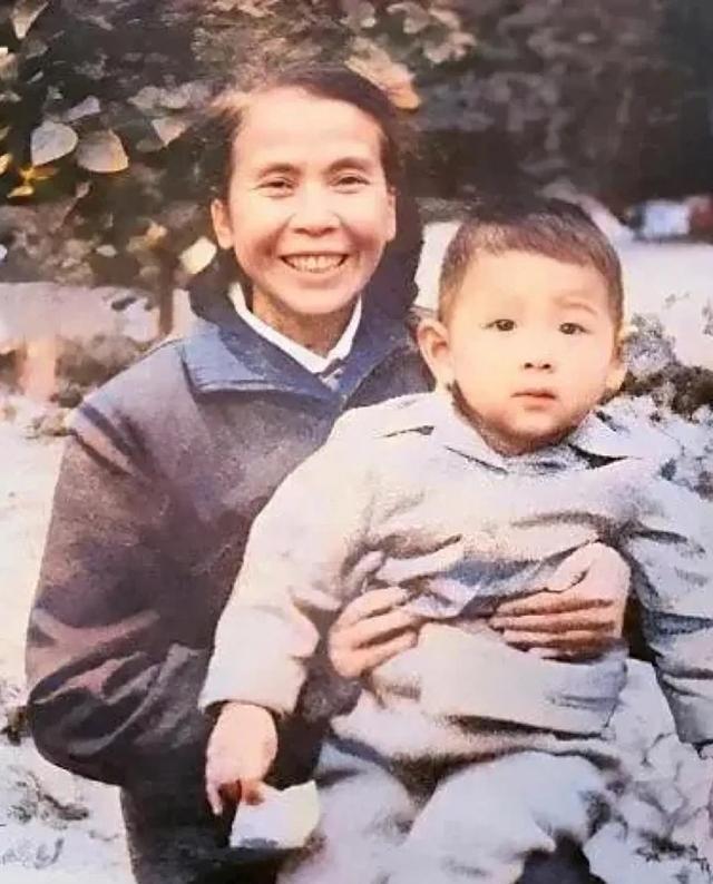 1964年，井冈山革命前辈贺子珍抱着外孙孔继宁，笑容满面，温暖又温馨，其乐融融，