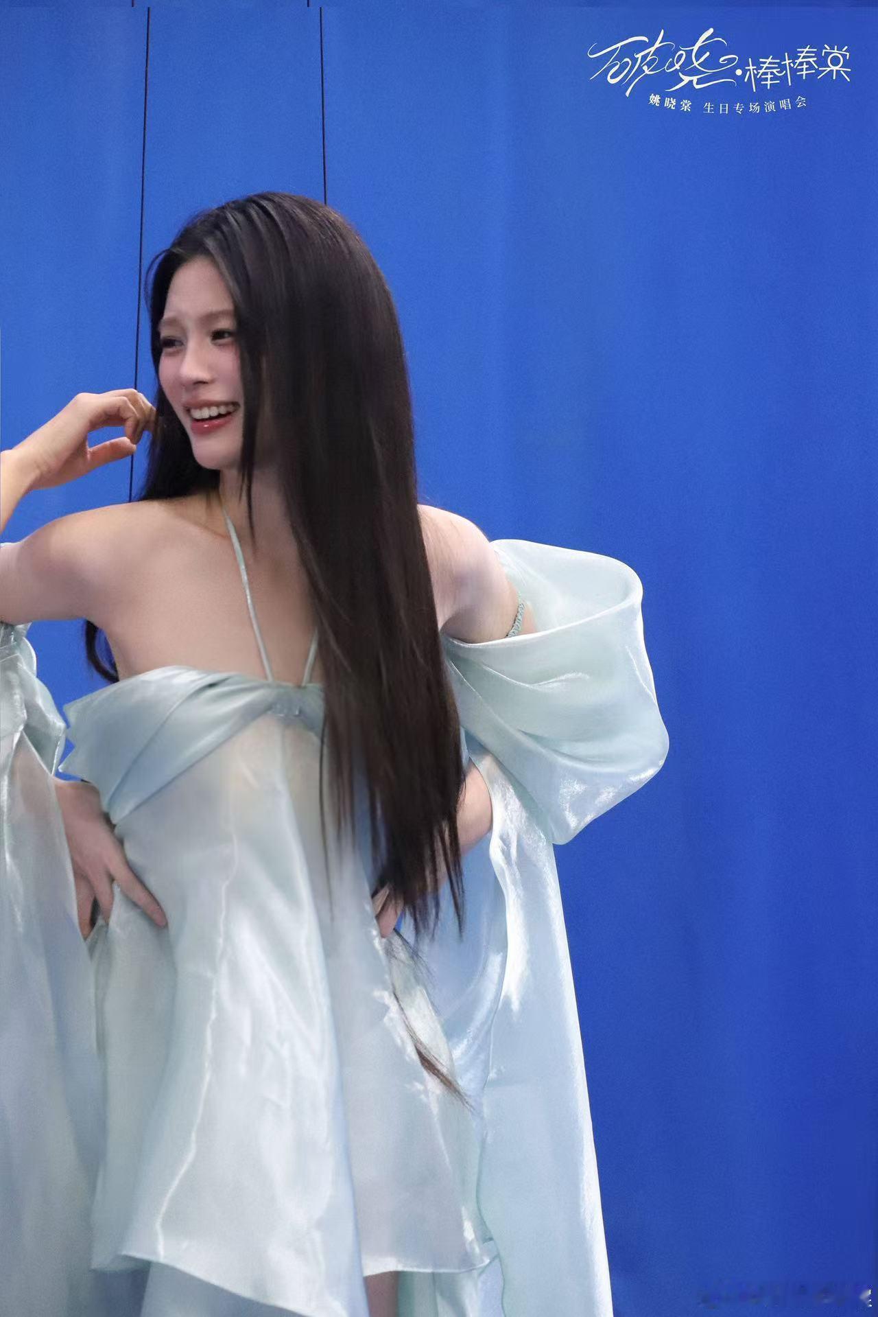 姚晓棠一万公里的思念 作为专辑里的奔赴曲，整首歌氛围感很足，姚晓棠的演唱把思念感