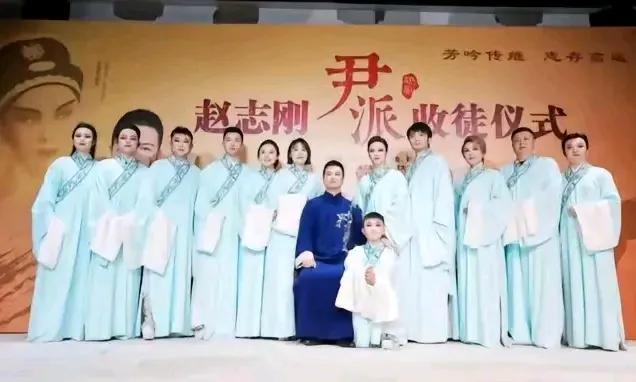 上世纪八十年代成名的一批越剧演员如今都办理了退休或即将退休，退出了舞台把重心放在
