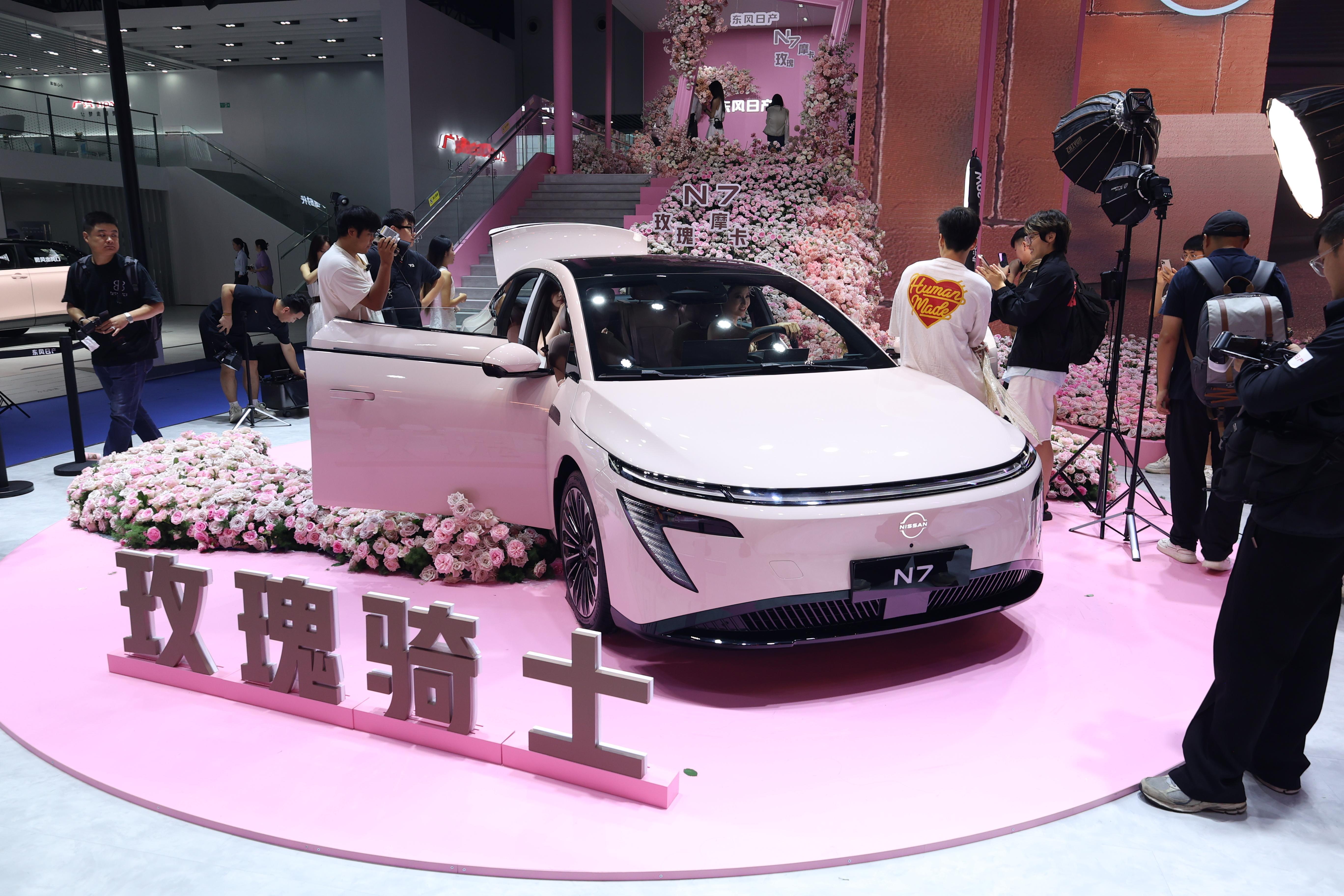 2025成都车展 日产N7这个配色和今天这个日子太搭了，适合用来送给对象。[笑而