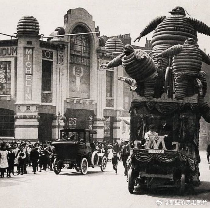 1911年，伦敦街头的米其林轮胎流动广告 