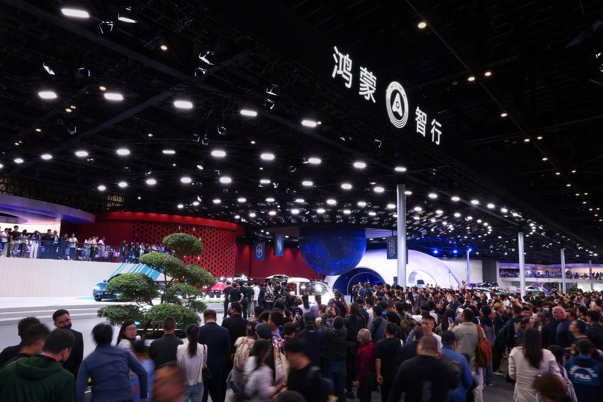 2026北京车展 可谓“到处是华为”。华为鸿蒙智行和乾崑包馆，然后车企合作伙伴各