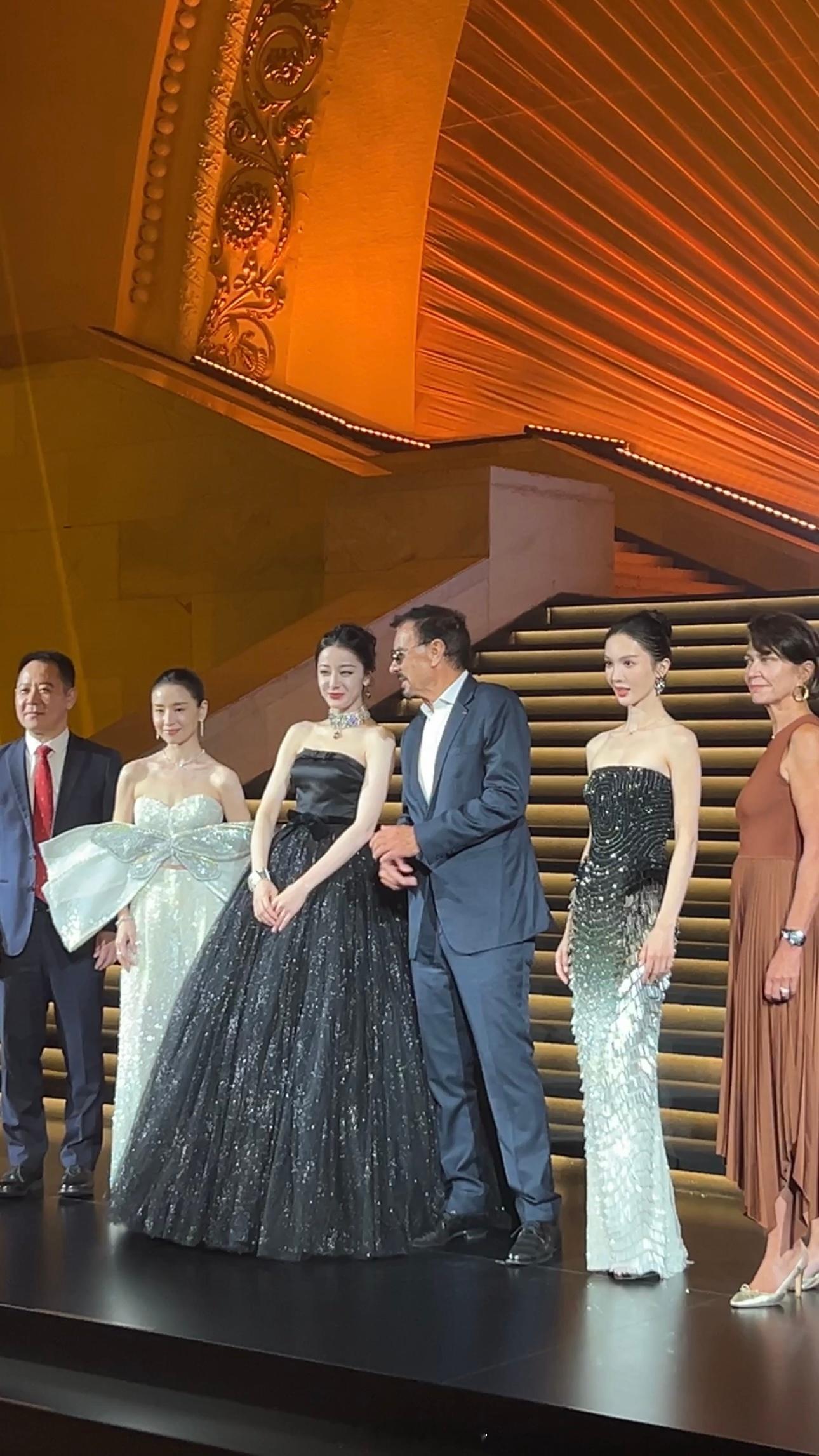 我只有被美哭的份！💕#迪丽热巴黑天鹅出场#🎀#迪丽热巴金晨董洁活动同台# ​