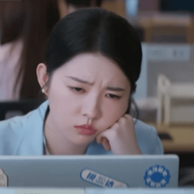 何蓝逗初代职场同事具象化了 新剧即刻上场 饰演实习生郭小雨一角，从初入职场的活力