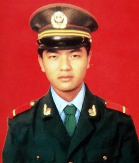 1992年10月，一武警战士独自押送四名不法分子回中队，突然，一个歹徒冲上来死死