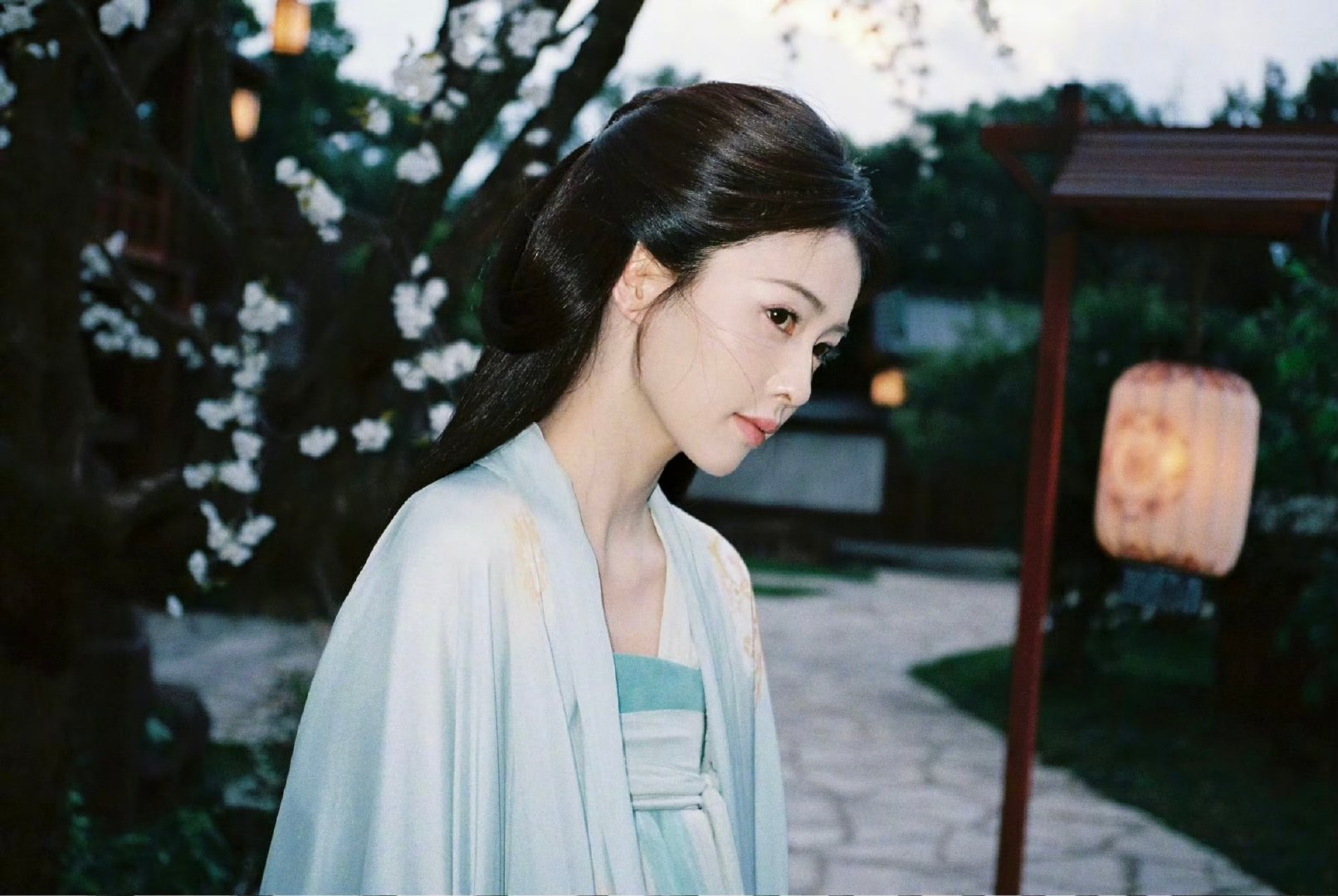 白鹿中秋节营业照白鹿发了叶璃明月映红墙，叶璃踏月来。白鹿演绎的复仇千金，中秋营业