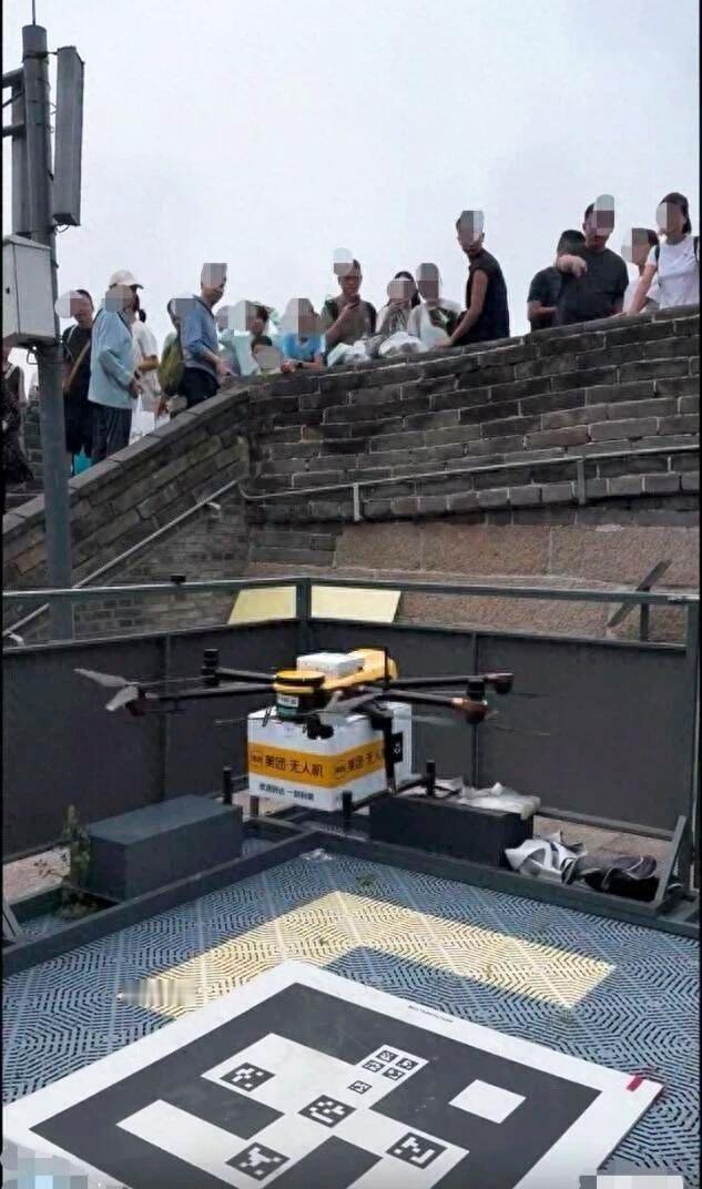 长城喝奶茶15分钟送达！无人机“空投”火出圈，低空经济落地景区
 
近日，南京游