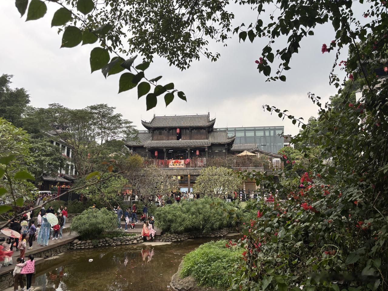 今早6: 30起床，我们一起送表侄女去坐7:50的车回学校。很快假期过去两天了！