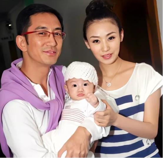 2007 年，43 岁的吴启华娶了比自己小 21 岁石洋子，结婚 7 年近 5 