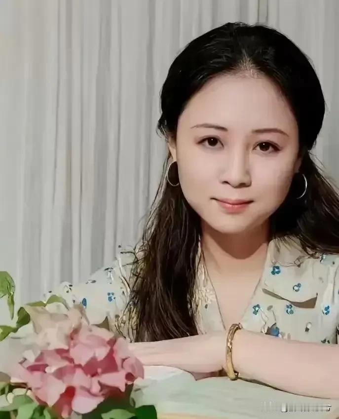 琼瑶用自己的生命告诉我们的真相：

　　1.别人的孩子养不熟，是白眼狼。不是亲生