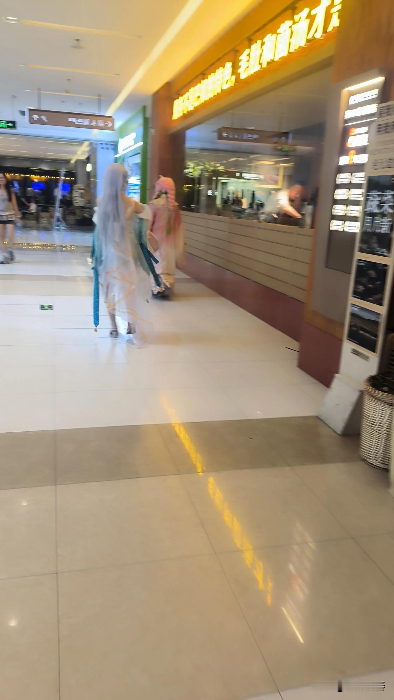 逛商场偶遇两位身着二次元服饰的姑娘，穿搭格外亮眼。

不少人好奇这类服装是租还是