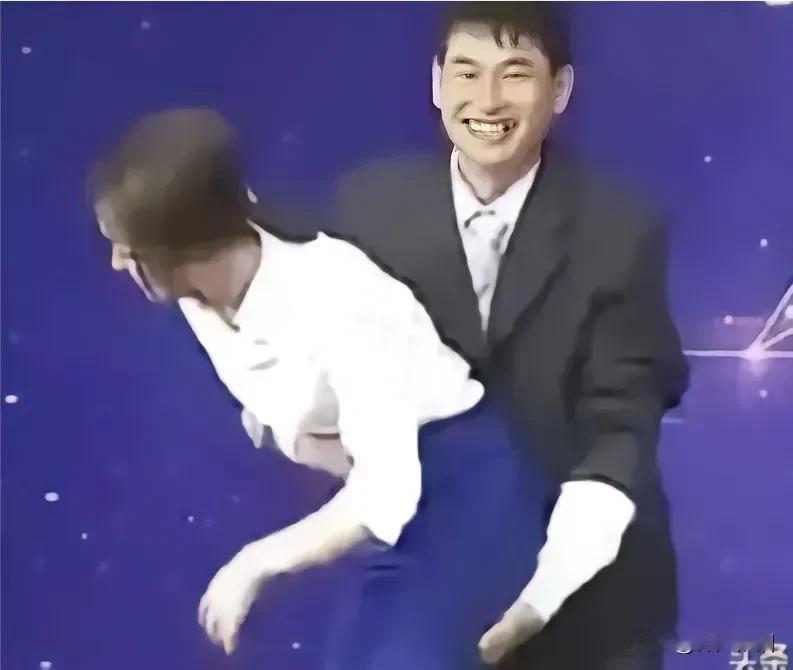 别看他是草根科班出道，平时大大咧咧、斯斯文文的样子。但他始终会露出人性丑恶的嘴脸