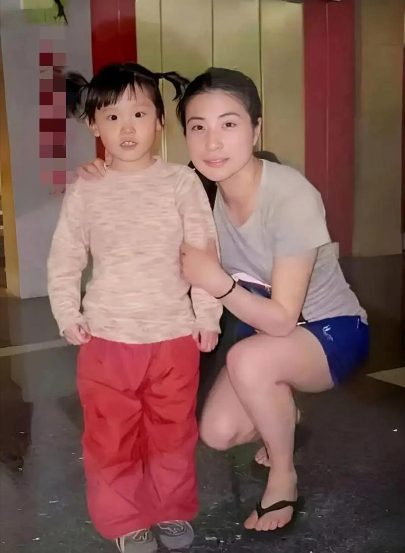 这是2008年郭晶晶与一个小女孩的合影，而且真正实现了“长大后我就成了你”，这个