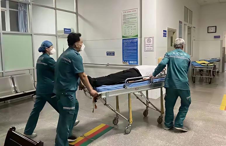 对与错交给时间吧？
朋友大哥突发脑干出血，打120拉到医院，直接进了手术室，由于