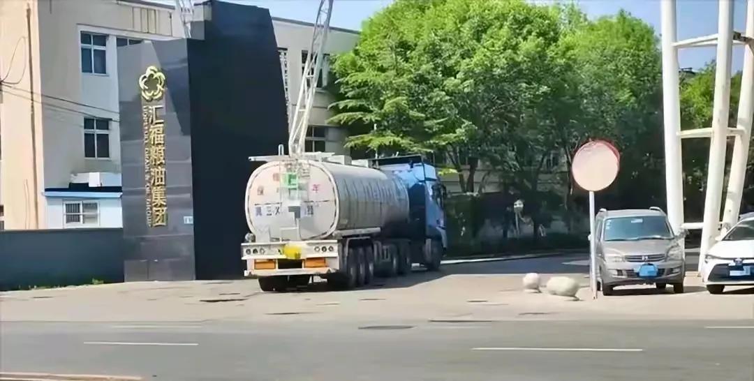 不管有没有“境外势力”！
只要“煤制油罐车运输食用油”属实！
就必须严查严惩！
