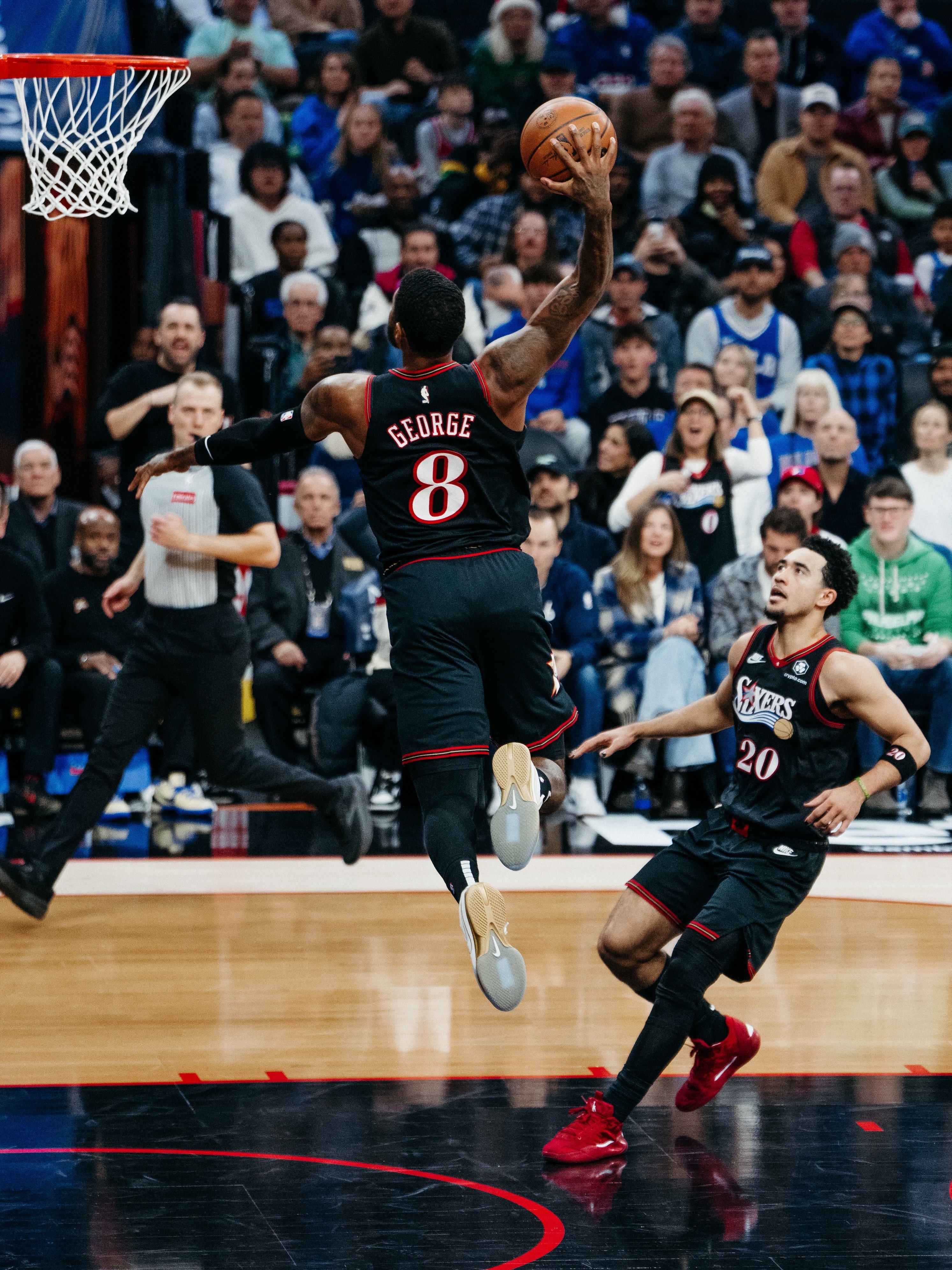 分享保罗·乔治单手劈扣酷图！费城76人篮球年末狂欢季