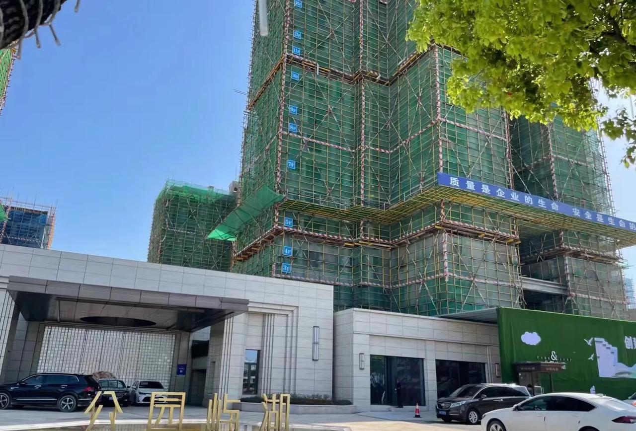 一客户被骗2万元意向金，本来说好先锁定房源，回家和家人商量一下再买。结果，被售楼