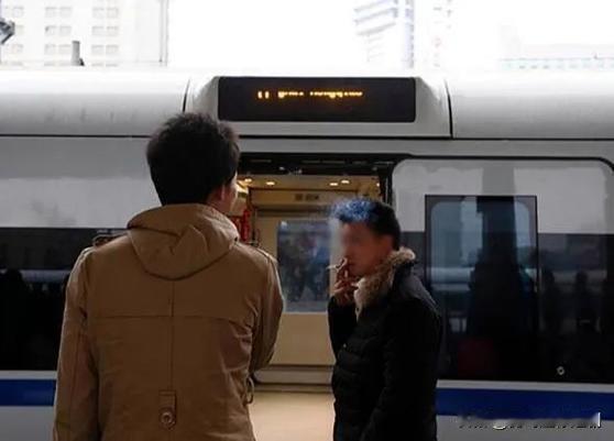 我认为从公共安全与健康的角度看，高铁站台（尤其是有顶棚的）全面禁烟确实更有必要。