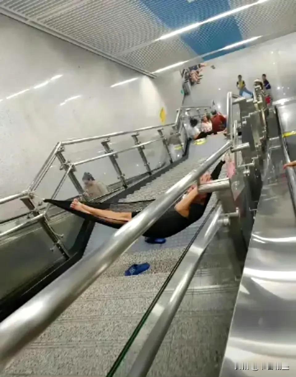 两张图告诉你什么叫得寸进尺！！！
蹭地铁空调可以，但是这样做就真的太精致利己主义