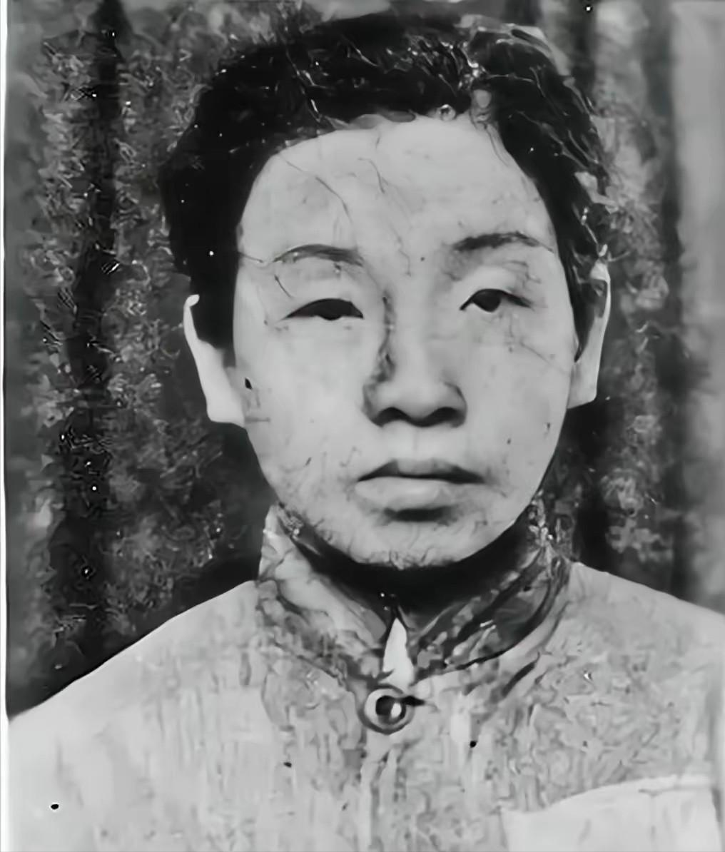 渣滓洞监狱中，特务给女共产党员邓惠中上老虎凳时，无意中碰了一下她的脚底板，邓惠中