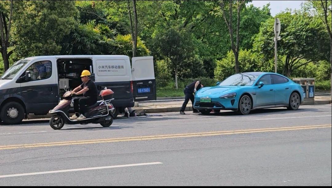 小米汽车的服务还是非常好的，还有上门换胎服务！

这一套模式是蔚来率先进行运用的