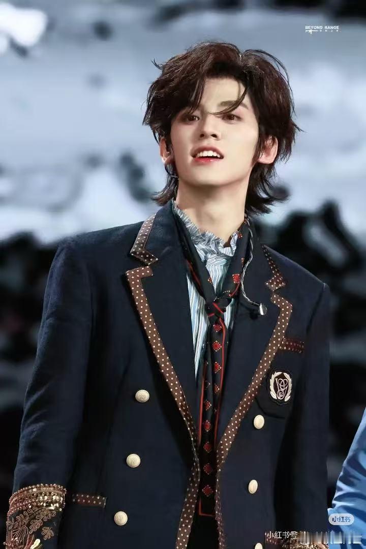 左航提醒大家带外套 左航真的好暖啊，长得也很帅，真的是太贴心啦！ 