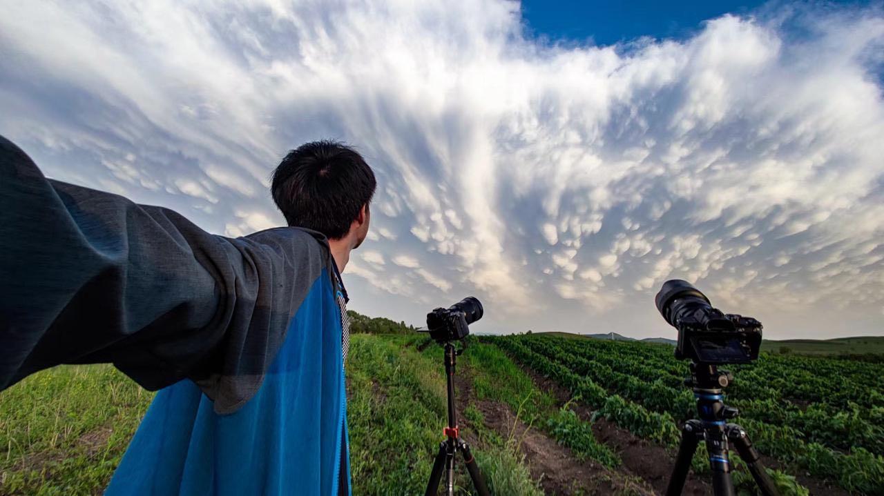 他是中国第一位全职追逐风暴的摄影师。
00后小伙刘屹靖，从小就喜欢看天气预报，看