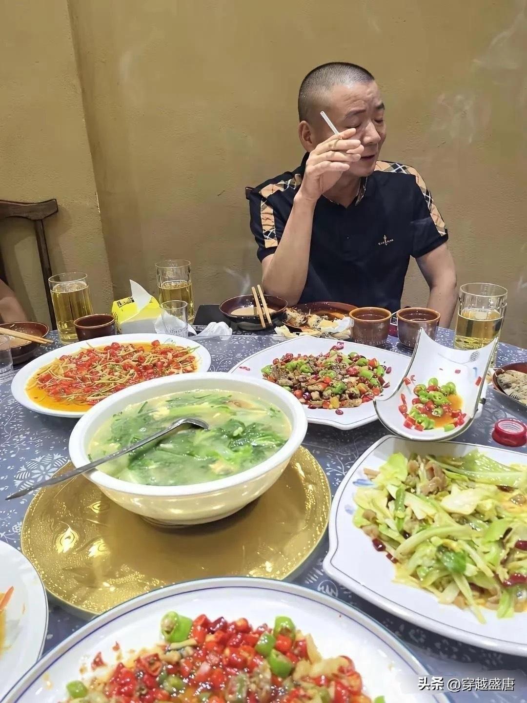 夏日生活打卡季同事昨天请我们吃饭没有一盘菜是贵的，架势倒是摆得挺大。