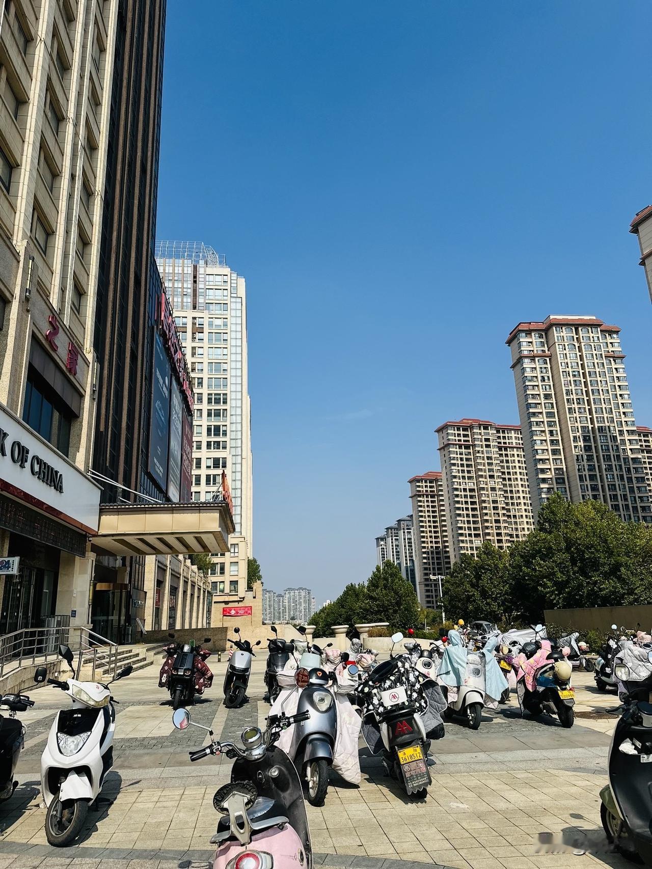 [微风][彩虹]洛阳今天这大晴天，也太舒服了

中午出办公室到楼下的超市买面包?