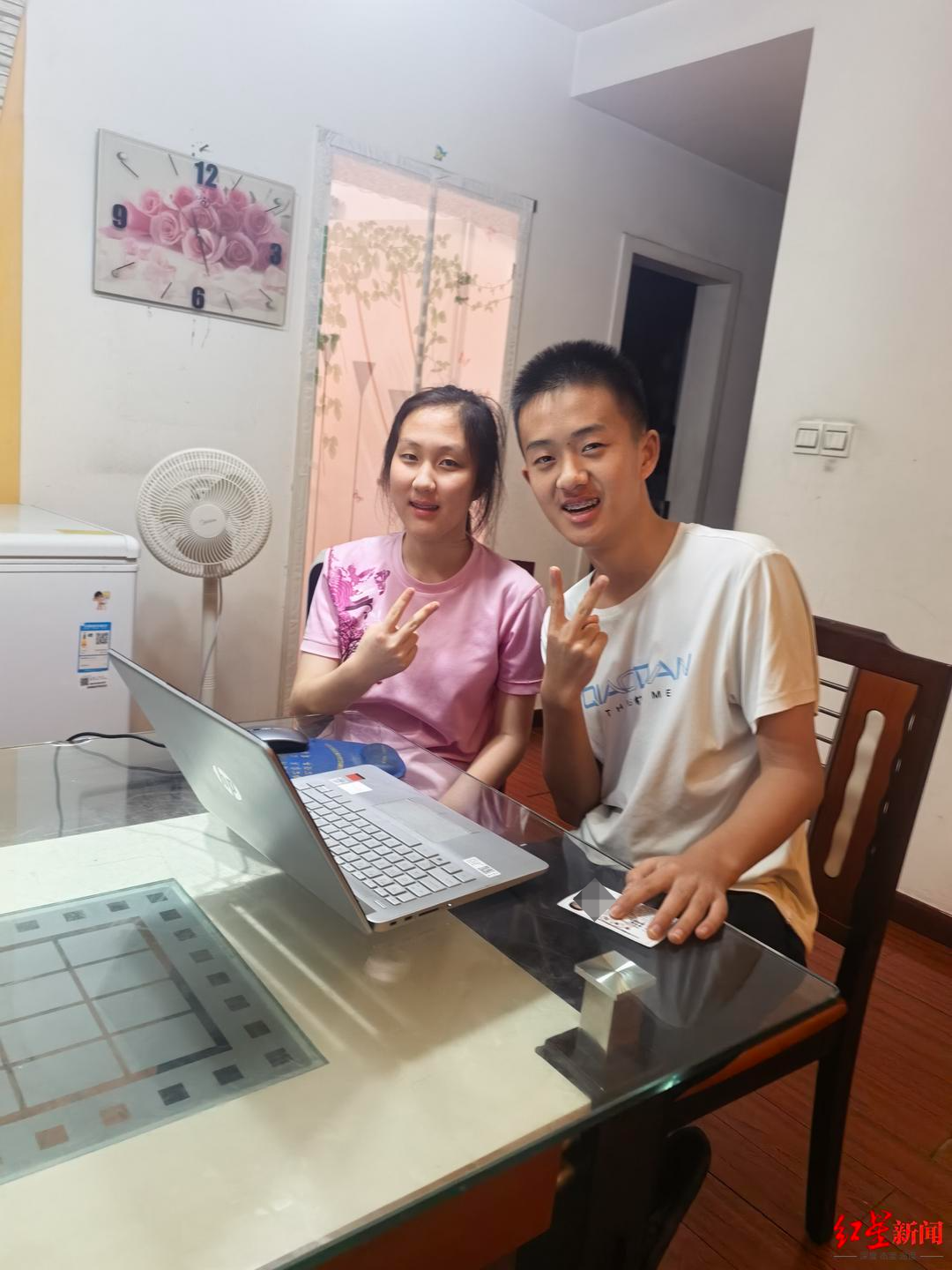 哥哥不显分，妹妹753分！龙凤胎兄妹被同所高中录取 父亲：兄妹互帮互助，哥哥终于考赢妹妹