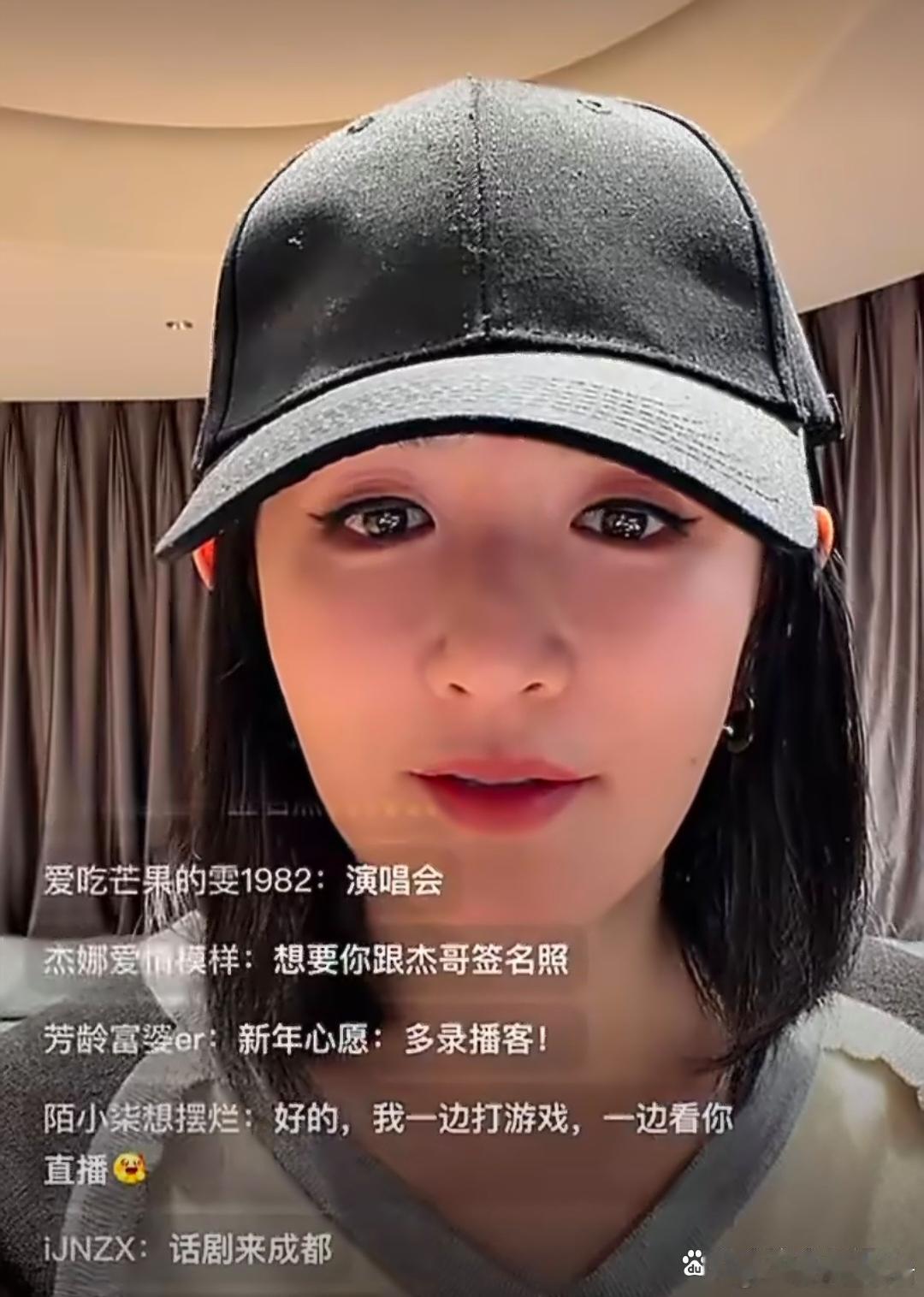 谢娜宣布明年开演唱会谢娜竟然也要开演唱会啦？她在直播中问粉丝新年的愿望是什么？粉