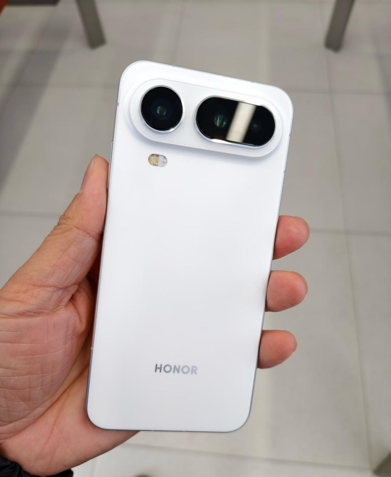 荣耀Magic8 Pro Air这手感是真绝了！拿在手里轻盈又贴手，颜值也长在审