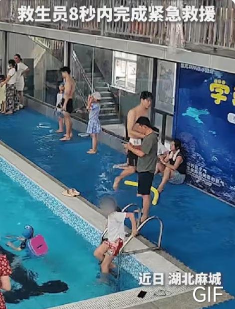 “没想到上人民日报了。”湖北麻城，一名小女孩准备下池游泳，不料下水时姿势不对，脚