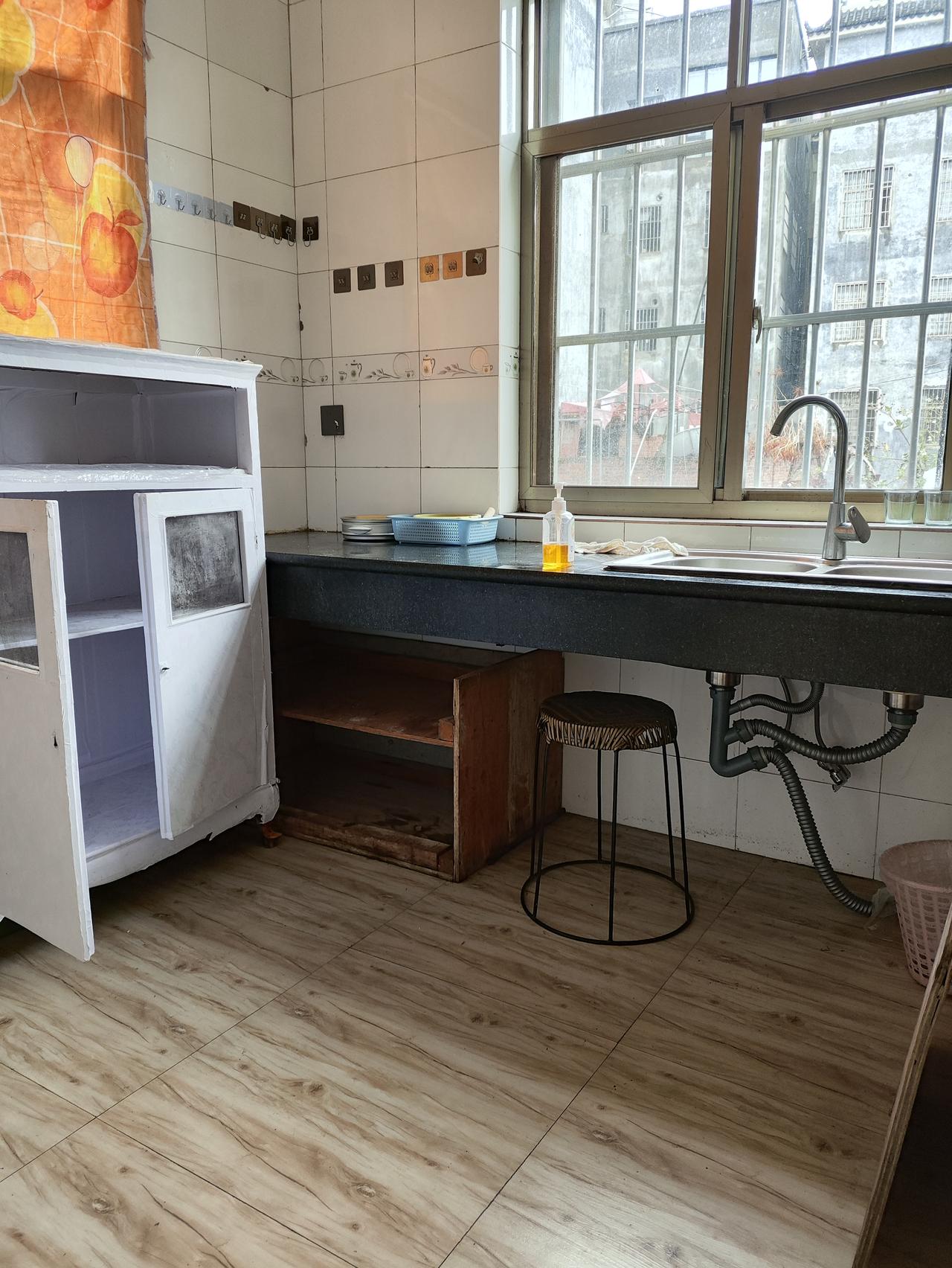 今天在云南红河州弥勒市租了一套房子，月租350元，请乡亲们帮我看看贵不贵？
房东