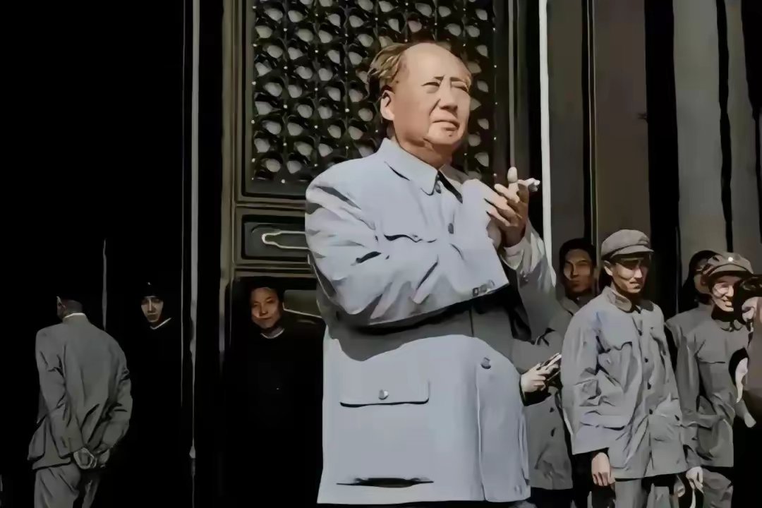 一位大国领袖必定拥有无上的荣光，也掌握着无限的特权。可我们的领袖毛主席却将一切权
