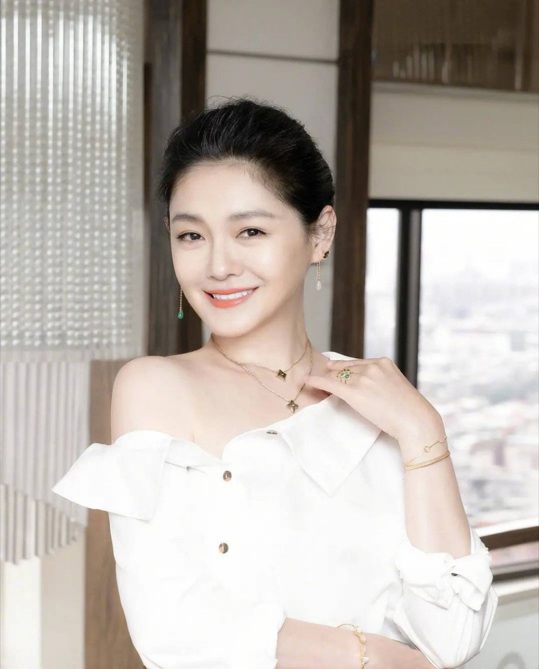 大S雕像这座由具俊晔亲手打造的雕像，每一处细节都饱含深情。九级台阶、五块方石、基