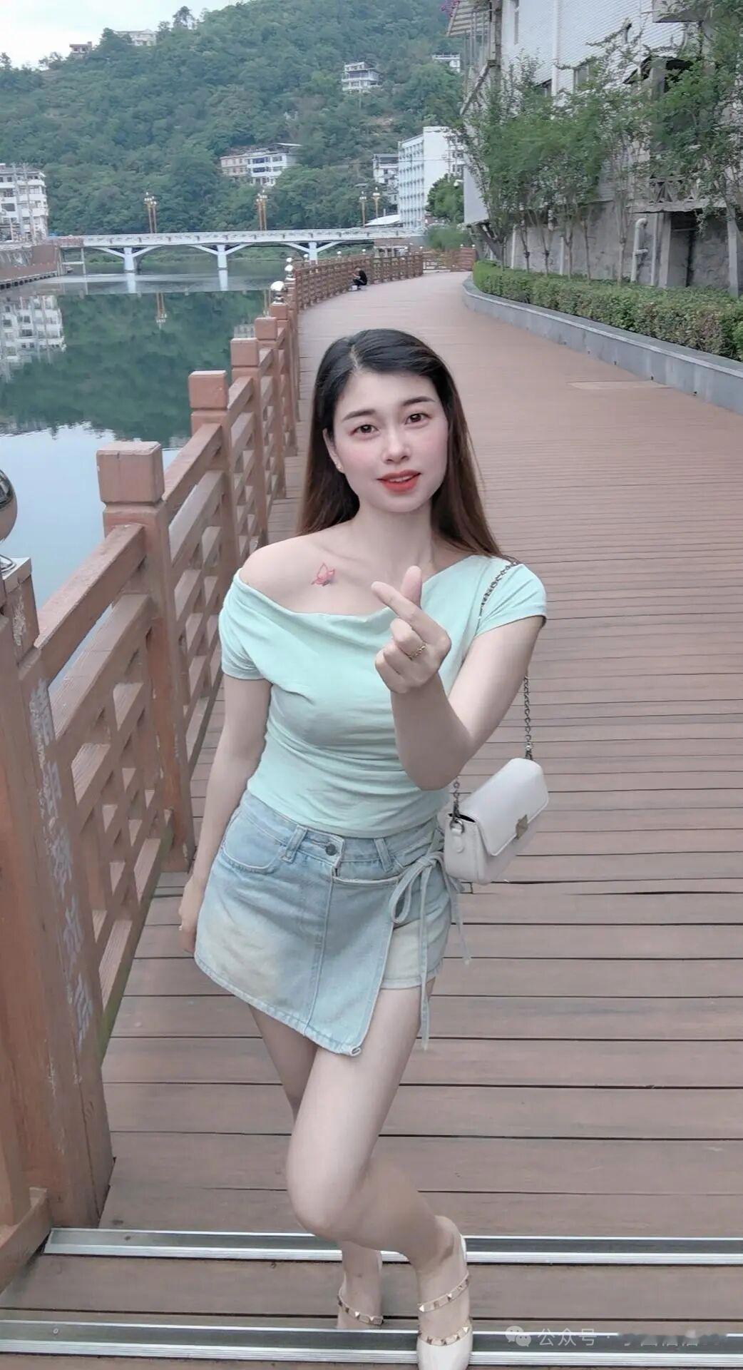 老公：老婆，如果有人花1000万来买我，你卖不卖? 
老婆：肯定不能卖啊 
老公
