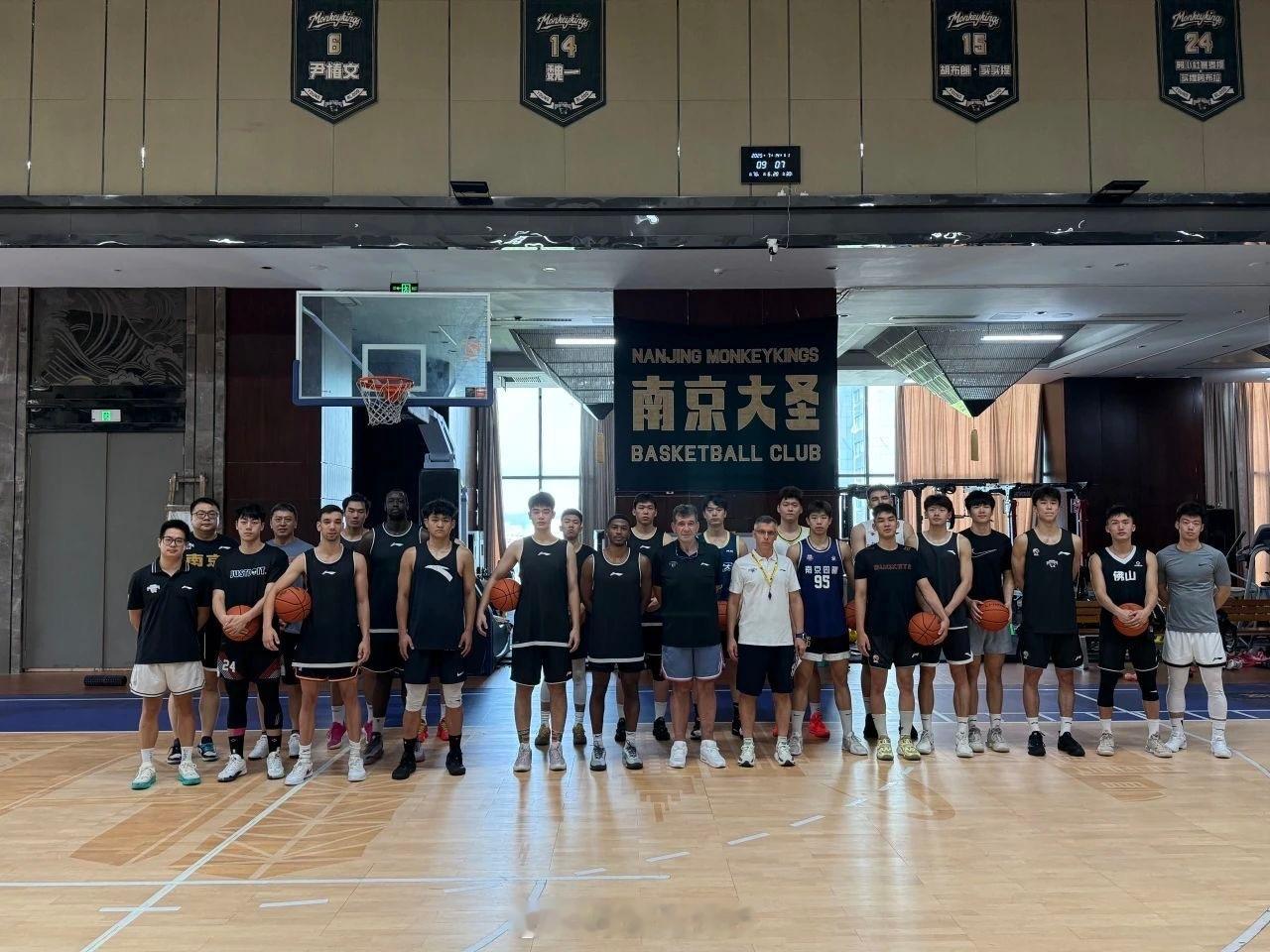 南京同曦放出近期试训球员大合影，他们今年顺位不高，所以没有选秀热门球员，但看到了