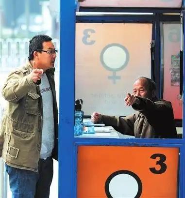 上联：
人生前路充满问号
下联：
[加一][加一][加一][加一][加一]

请