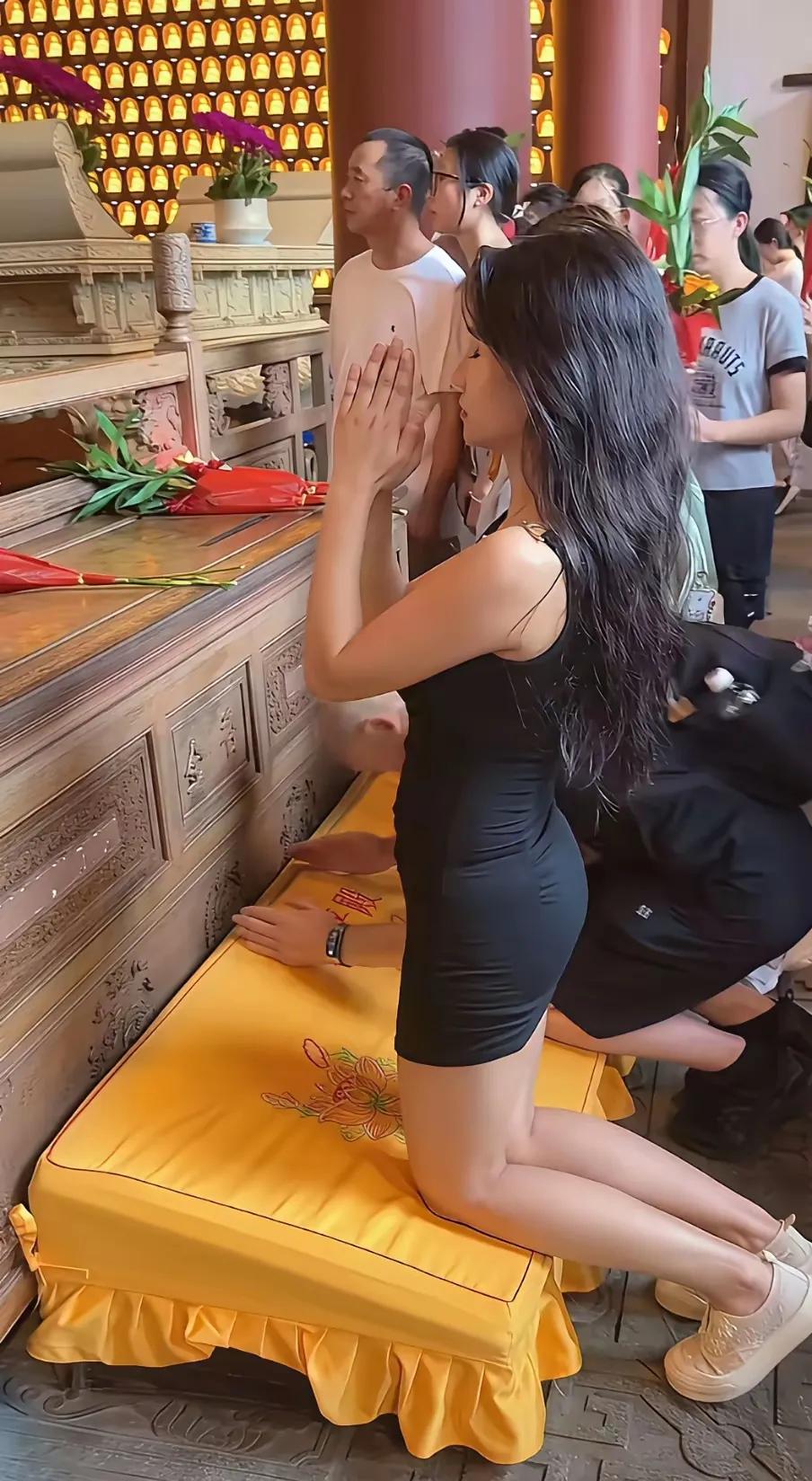 好奇！这么漂亮的小姐姐还要求什么？[what]