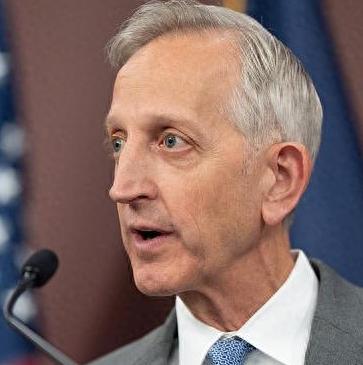 美国波特兰最近彻底乱了，昨晚市长毫不含糊地公开表态，勒令移民局在联邦执法人员枪击