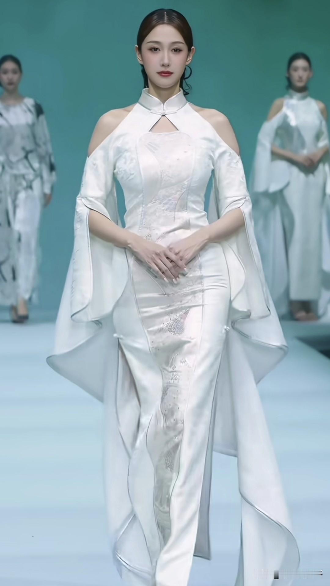 这款衣服我觉得设计的挺好看